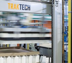 Bouteilles en plastique dépalettisées avec machine Traktech