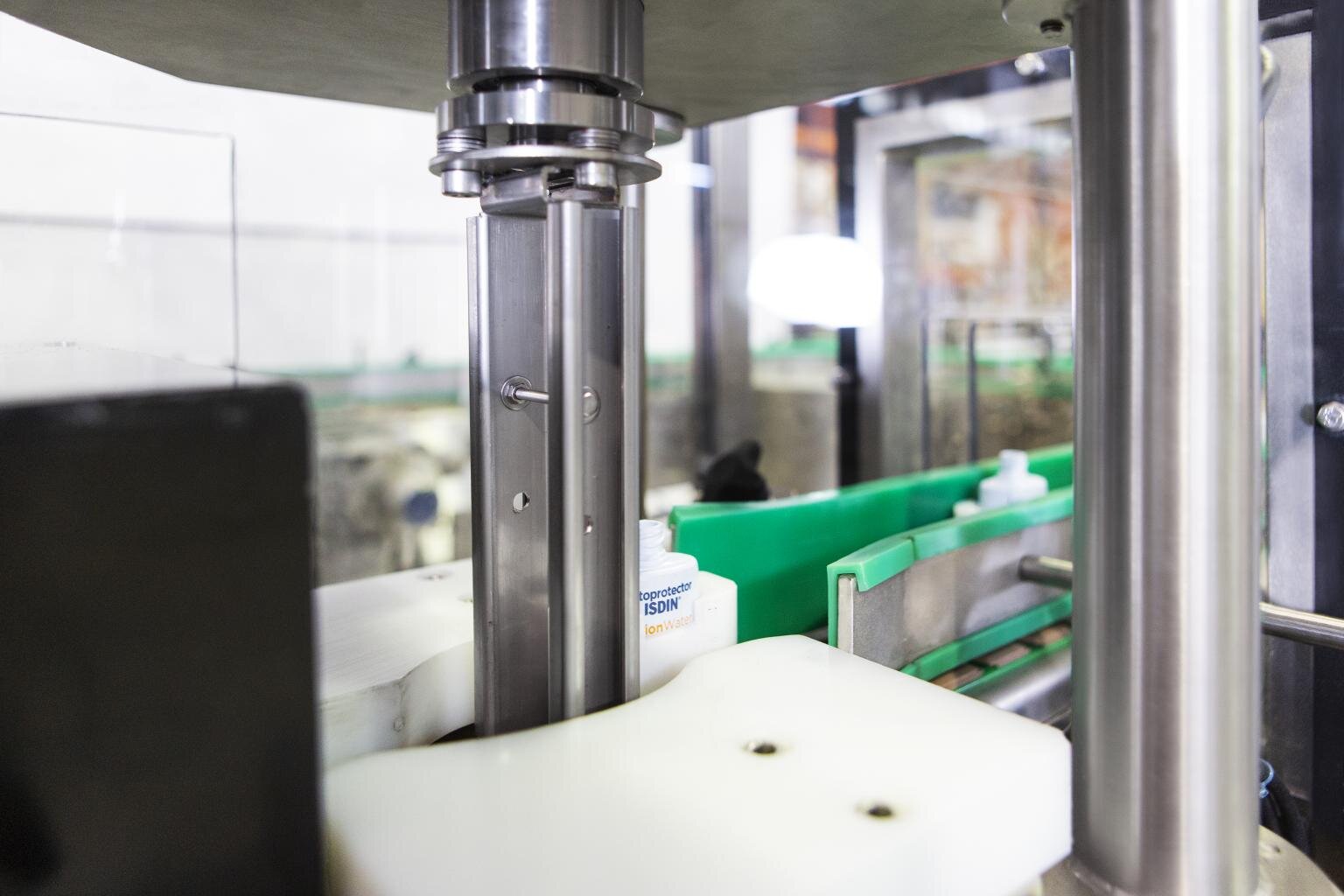 Envàs de plàstic farmacèutic en pucks amb orientador lineal del Posicionador Rotatiu ROTRAK de Traktech