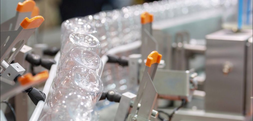 Foto de envases de plástico en una enjuagadora de botellas Twistrinser de Traktech. Top 5 publicaciones sobre manipulación de envases 2021.