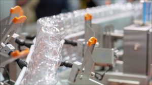 Foto de envases de plástico en una enjuagadora de botellas Twistrinser de Traktech. Top 5 publicaciones sobre manipulación de envases 2021.
