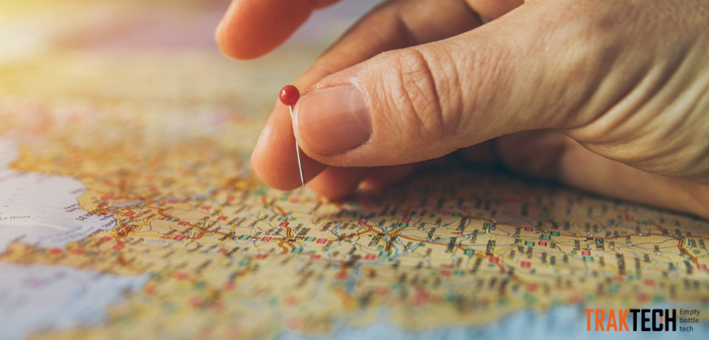 Imatge d'un mapa on una mà està pinejant un dels països per remarcar la ubicació de nous distribuïdors d'una empresa.