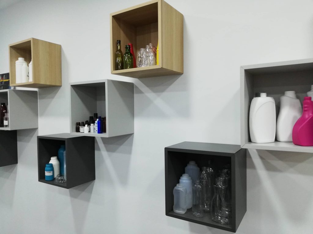 Imagen con las muestras de diferentes formatos de envases y botellas de plástico, lata y vidrio en el nuevo showroom de Traktech.