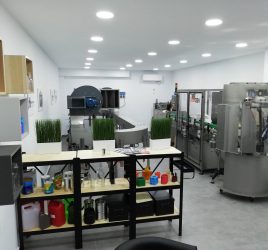 foto del recién inaugurado showroom de Traktech en el que están exhibidas sus principales máquinas para la manipulación de envases vacíos.
