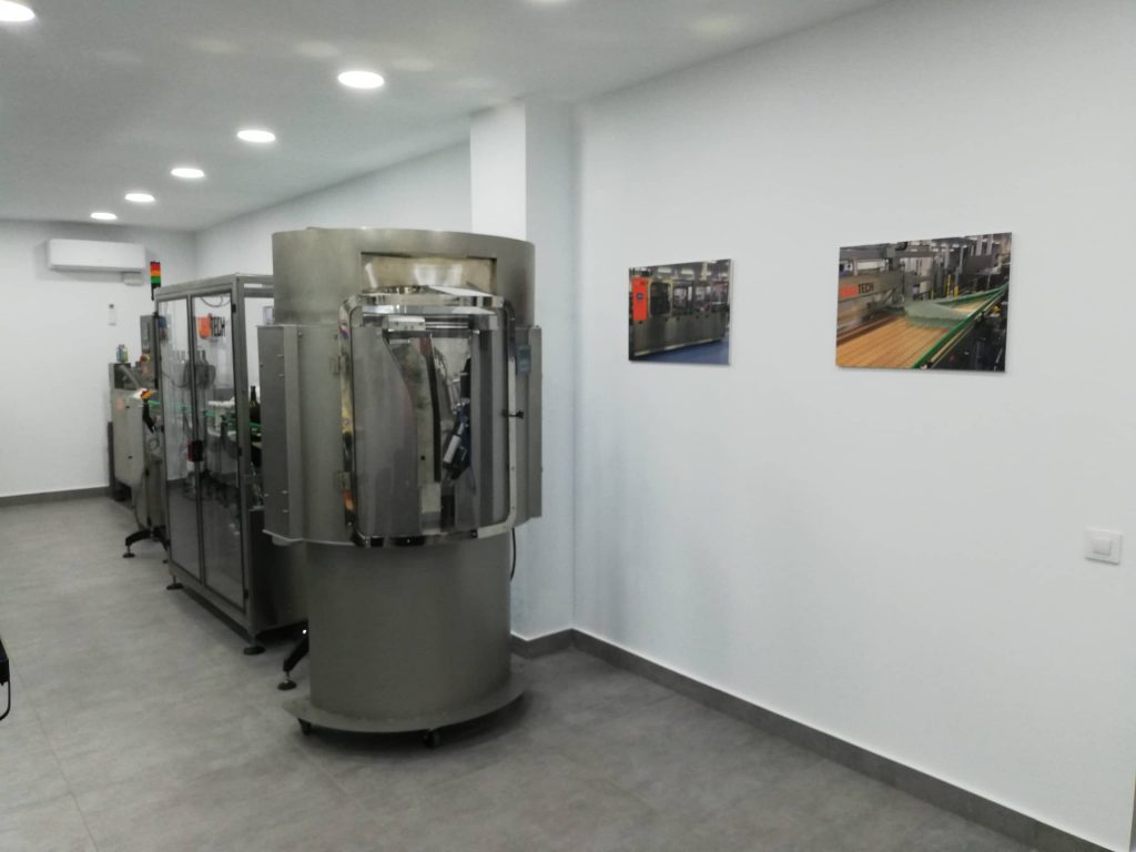 Foto del simulador del embudo de la máquina posicionadora rotativa ROTRA AAF, diseñado por Traktech para exhibirlo en su nuevo showroom.
